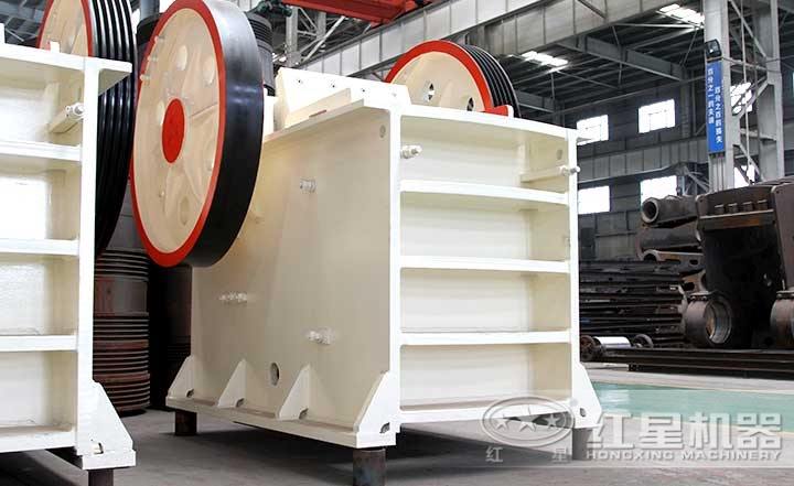 普通鄂式破碎機(jī)，性價比高，飛輪設(shè)計運(yùn)行穩(wěn)定