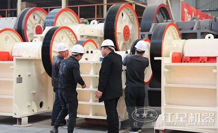 客戶到場參觀，專業技術人員全程講解