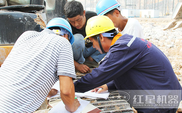 現(xiàn)場為用戶指導(dǎo)安裝細節(jié)，以節(jié)省占地、環(huán)保效能高為主 