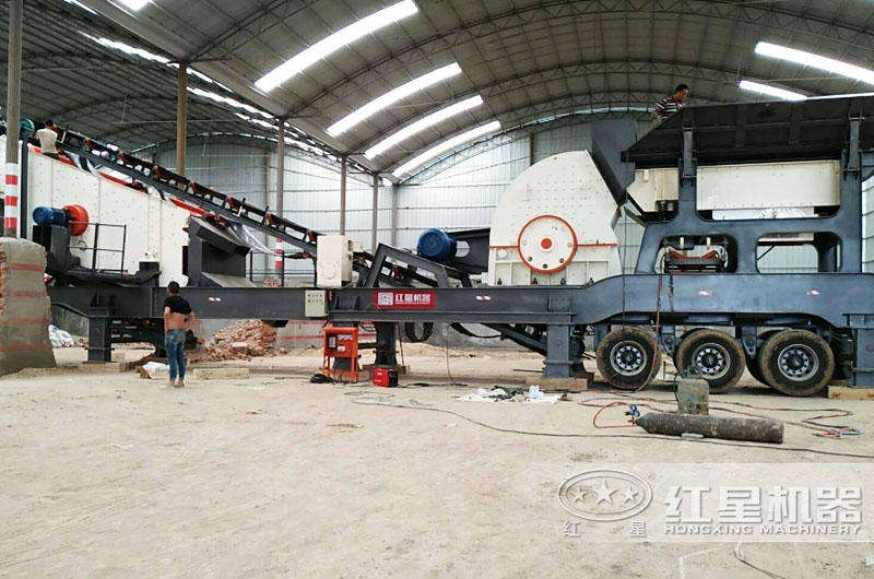 河南室內(nèi)移動重錘式破碎機(jī)生產(chǎn)現(xiàn)場 河南室內(nèi)移動重錘式破碎機(jī)生產(chǎn)現(xiàn)場