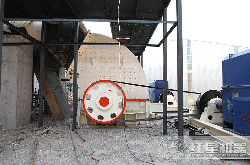 碎石場生產(chǎn)線，重錘式破碎機(jī)作業(yè)圖