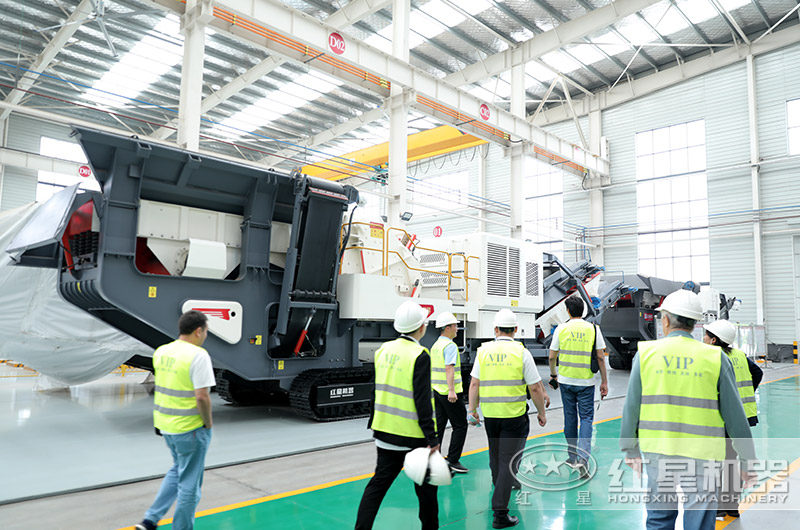 客戶來(lái)廠選購(gòu)移動(dòng)破碎站