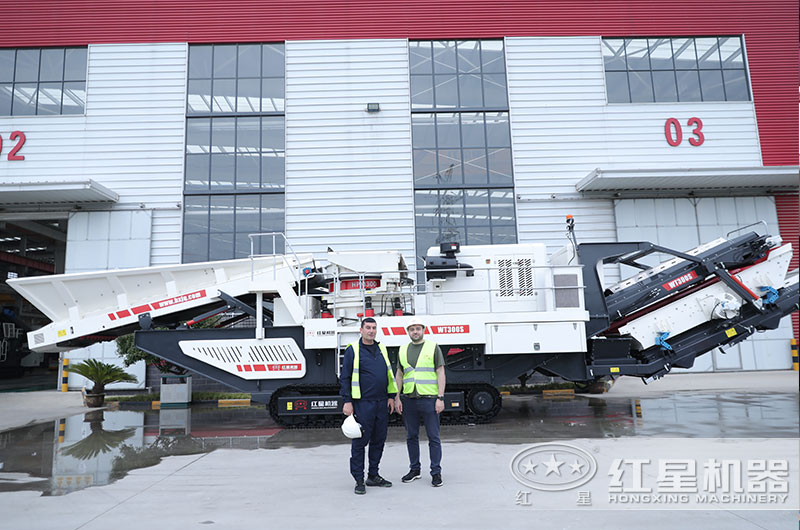 客戶與定制的移動(dòng)破碎機(jī)合影