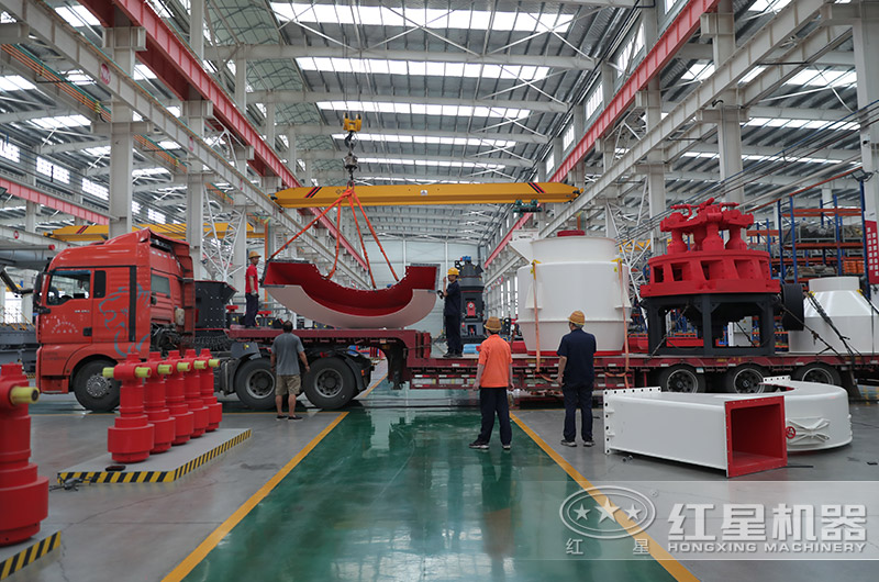 紅星雷蒙磨粉機裝車發貨現場