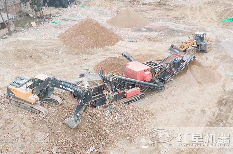 移動(dòng)破碎站建筑垃圾破碎現(xiàn)場(chǎng)