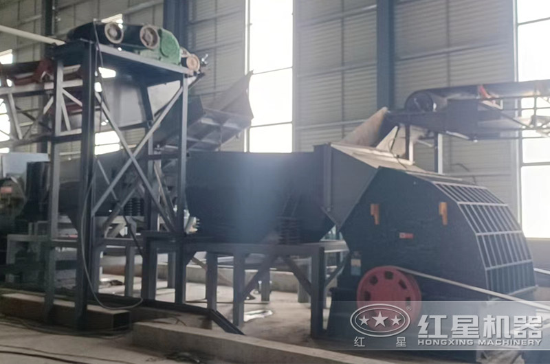 錘式破碎機(jī)現(xiàn)場(chǎng)