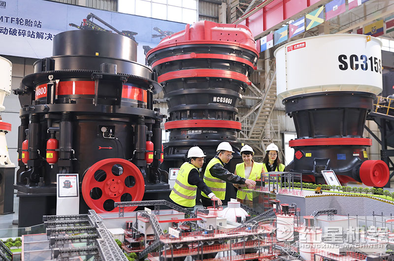 客戶來廠考察旋回破碎機(jī)設(shè)備